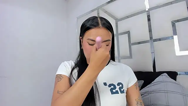 ZoeWan69 online show from January 17, 2026, 1:37 pm