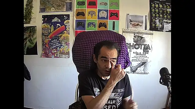 ReyDeBotones online show from April 22, 2026, 12:34 pm