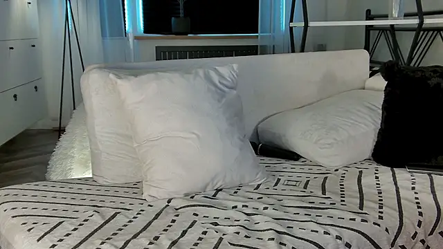 emiljanna online show from October 17, 2025, 9:56 am