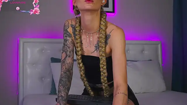 LeaCox  online show from November 9, 2025, 8:29 am