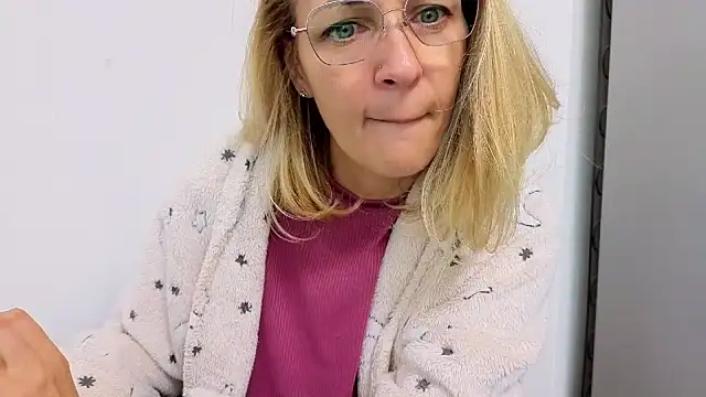 Snapshot of SweetAnia_ chatting on February 13, 2026, 12:16 pm SweetAnia online show from February 13, 2026, 12:16 pm