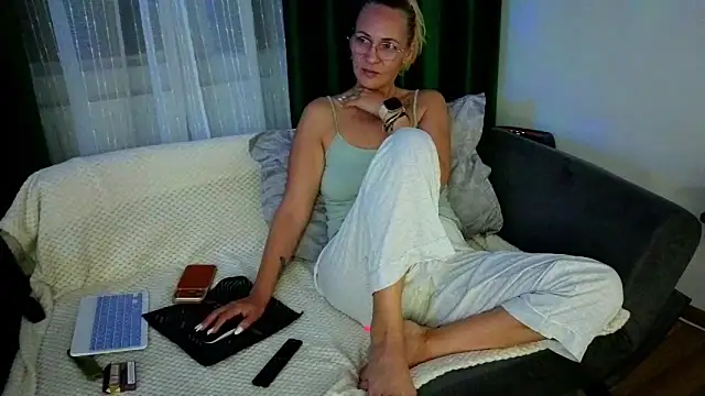 Snapshot of SweetAnia_ chatting on May 9, 2026, 8:01 pm SweetAnia online show from May 9, 2026, 8:01 pm