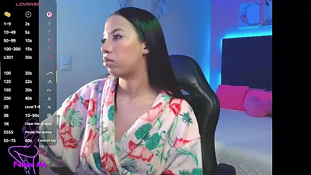 Snapshot of SallyWhitee chatting on October 4, 2025, 4:25 am SallyWhitee online show from October 4, 2025, 4:25 am