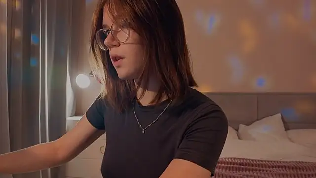 Mia Luw online show from September 10, 2025, 4:50 pm