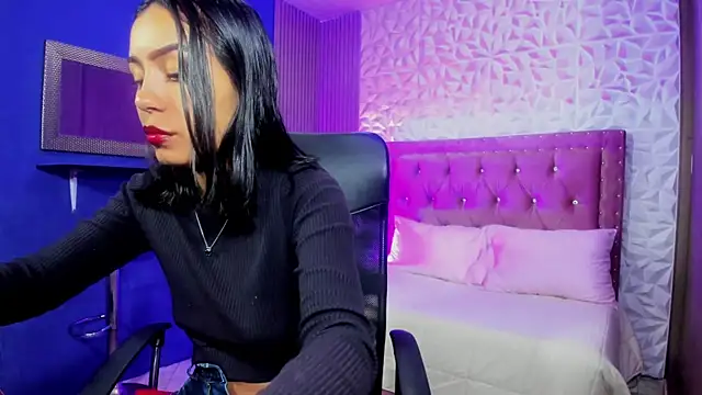 Snapshot of julieta_fn chatting on June 3, 2026, 2:33 pm julieta fn online show from June 3, 2026, 2:33 pm