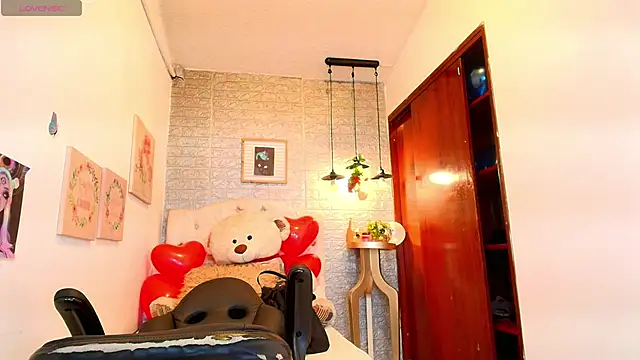 Snapshot of tylla_ chatting on March 19, 2025, 3:30 am tylla online show from March 19, 2025, 3:30 am