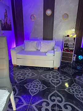 Madissonlove 1 online show from May 19, 2026, 8:05 pm