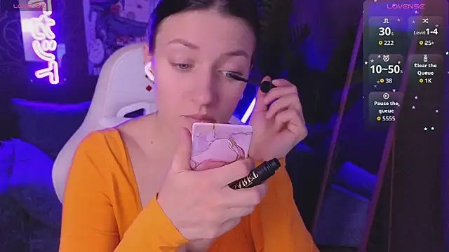 roxy riot  online show from April 14, 2026, 1:32 am