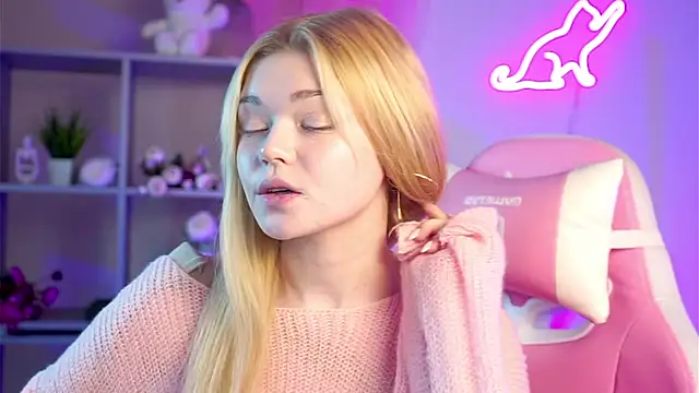 Snapshot of AdeleCartier chatting on March 17, 2025, 10:08 pm AdeleCartier online show from March 17, 2025, 10:08 pm