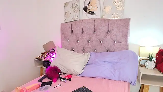 Snapshot of Skye_Moore chatting on February 4, 2026, 7:20 pm Skye Moore online show from February 4, 2026, 7:20 pm