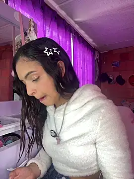 Snapshot of Skye_Moore chatting on April 6, 2026, 6:42 pm Skye Moore online show from April 6, 2026, 6:42 pm