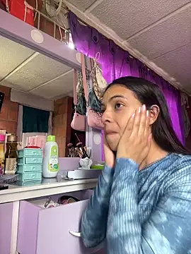 Snapshot of Skye_Moore chatting on April 7, 2026, 5:48 pm Skye Moore online show from April 7, 2026, 5:48 pm