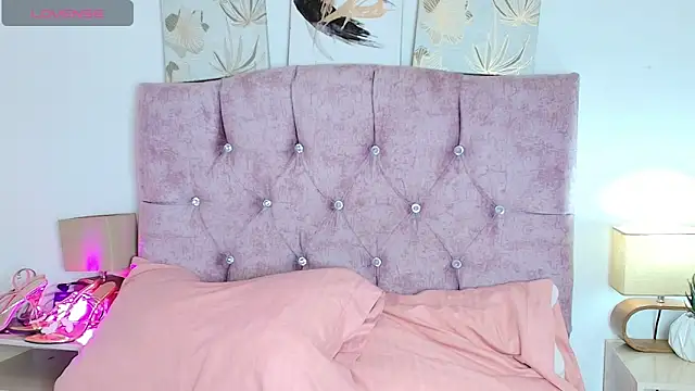 Snapshot of Skye_Moore chatting on February 6, 2026, 9:22 pm Skye Moore online show from February 6, 2026, 9:22 pm