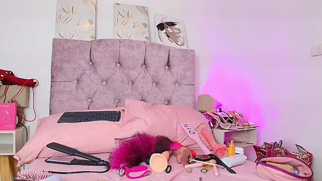 Snapshot of Skye_Moore chatting on March 5, 2026, 6:48 pm Skye Moore online show from March 5, 2026, 6:48 pm