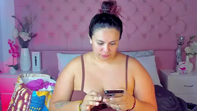 Snapshot of KourtneyEvans chatting on September 14, 2025, 4:40 pm KourtneyEvans online show from September 14, 2025, 4:40 pm