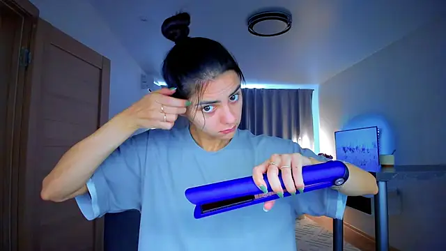 EmiliaZen online show from October 16, 2025, 1:08 pm