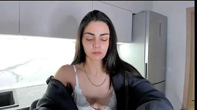 EmiliaZen online show from February 6, 2025, 9:28 pm