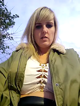 Sexybiene969 online show from October 14, 2025, 4:29 pm