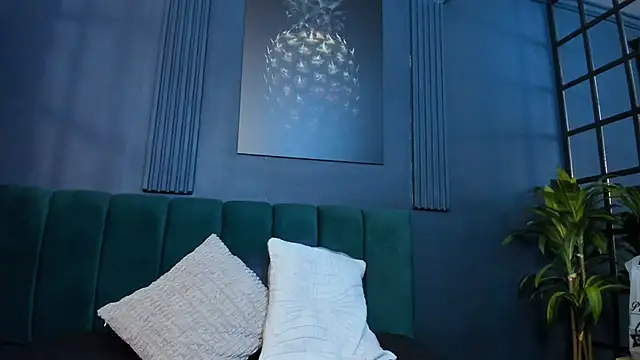 scarlet edwars online show from April 1, 2026, 5:32 pm