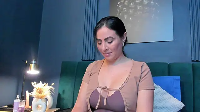 scarlet edwars online show from February 5, 2026, 6:48 pm