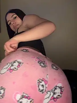 Laura-Khalifa online show from November 7, 2025, 5:56 am