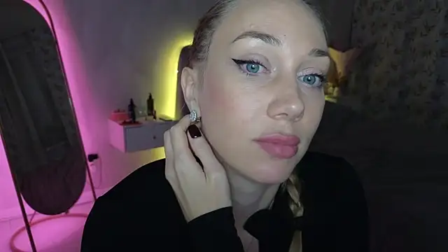 Snapshot of Engel_13 chatting on November 8, 2025, 6:22 pm Engel 13 online show from November 8, 2025, 6:22 pm