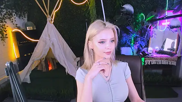 Snapshot of LeonaStane chatting on September 26, 2025, 5:20 pm LeonaStane online show from September 26, 2025, 5:20 pm