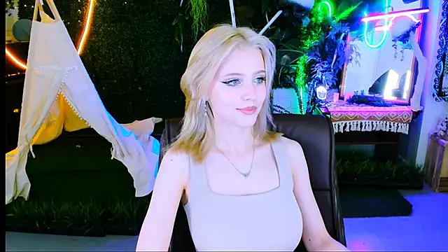 Snapshot of LeonaStane chatting on November 14, 2025, 6:00 pm LeonaStane online show from November 14, 2025, 6:00 pm