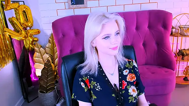 Snapshot of LeonaStane chatting on March 8, 2025, 5:01 pm LeonaStane online show from March 8, 2025, 5:01 pm