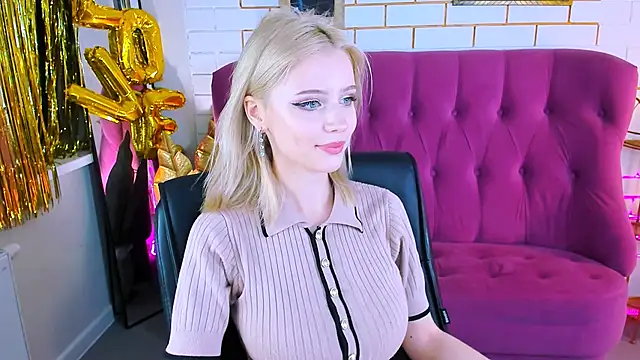 Snapshot of LeonaStane chatting on September 25, 2025, 5:08 pm LeonaStane online show from September 25, 2025, 5:08 pm