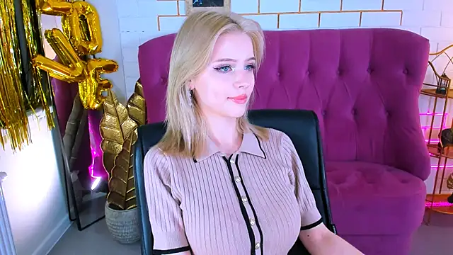 Snapshot of LeonaStane chatting on October 23, 2025, 5:00 pm LeonaStane online show from October 23, 2025, 5:00 pm