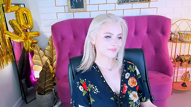 Snapshot of LeonaStane chatting on March 5, 2025, 8:00 pm LeonaStane online show from March 5, 2025, 8:00 pm