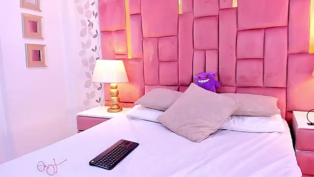 ArianaFranco online show from November 30, 2025, 3:24 pm