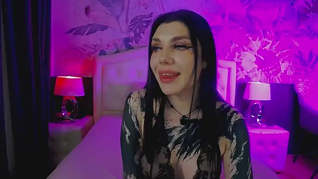 Snapshot of MaeveMoon chatting on May 7, 2026, 9:40 pm MaeveMoon online show from May 7, 2026, 9:40 pm