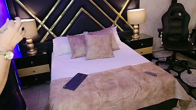 SophieWinsloow online show from September 13, 2025, 1:44 pm