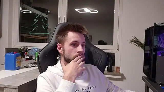 ademandjulia online show from February 3, 2026, 9:09 pm