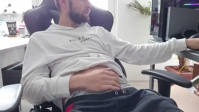 ademandjulia online show from February 5, 2026, 12:23 pm