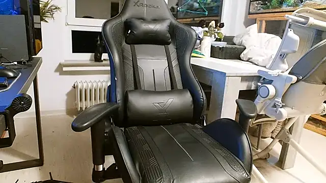 ademandjulia online show from February 21, 2026, 9:50 pm