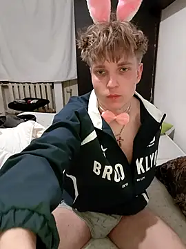 Snapshot of And25bn chatting on April 4, 2026, 9:54 pm And25bn online show from April 4, 2026, 9:54 pm