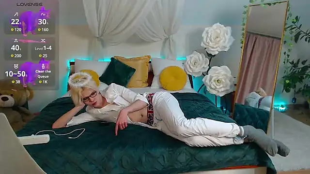 Snapshot of LouiseCoke chatting on March 15, 2025, 3:40 am LouiseCoke online show from March 15, 2025, 3:40 am