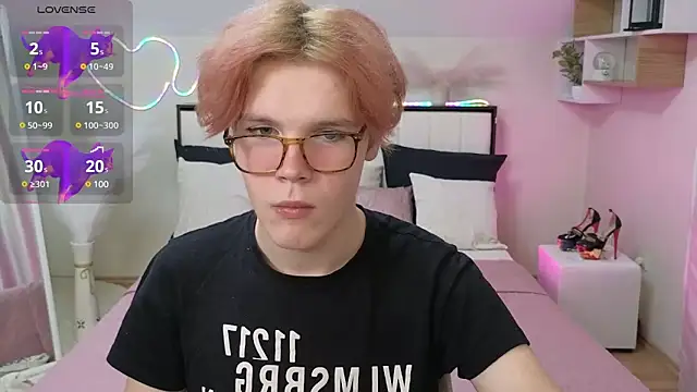 Snapshot of LouiseCoke chatting on February 12, 2025, 9:33 pm LouiseCoke online show from February 12, 2025, 9:33 pm