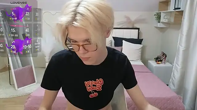 Snapshot of LouiseCoke chatting on March 9, 2025, 6:11 pm LouiseCoke online show from March 9, 2025, 6:11 pm