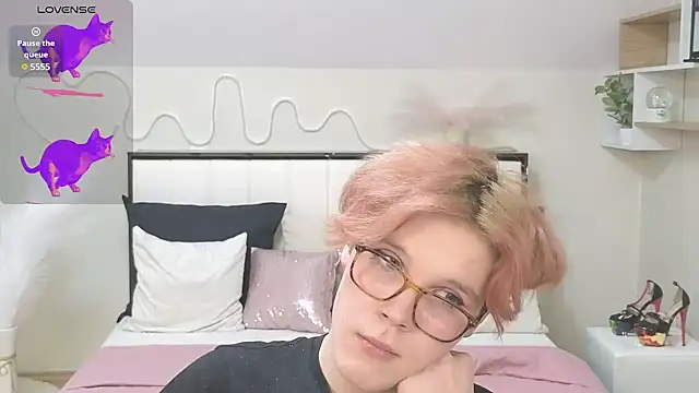 Snapshot of LouiseCoke chatting on February 14, 2025, 12:30 am LouiseCoke online show from February 14, 2025, 12:30 am