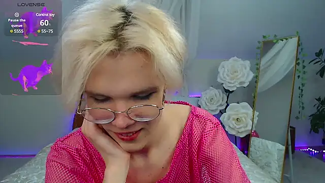 Snapshot of LouiseCoke chatting on March 20, 2025, 11:12 pm LouiseCoke online show from March 20, 2025, 11:12 pm