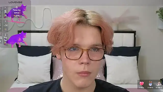 Snapshot of LouiseCoke chatting on February 13, 2025, 9:27 pm LouiseCoke online show from February 13, 2025, 9:27 pm