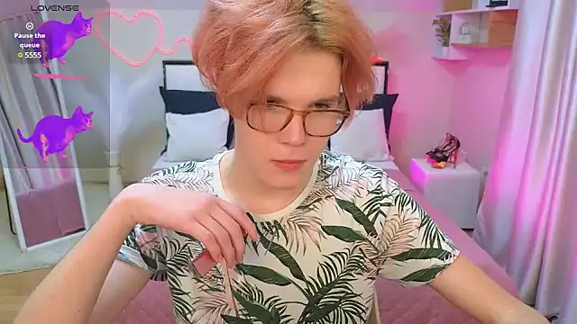 Snapshot of LouiseCoke chatting on February 18, 2025, 10:14 pm LouiseCoke online show from February 18, 2025, 10:14 pm