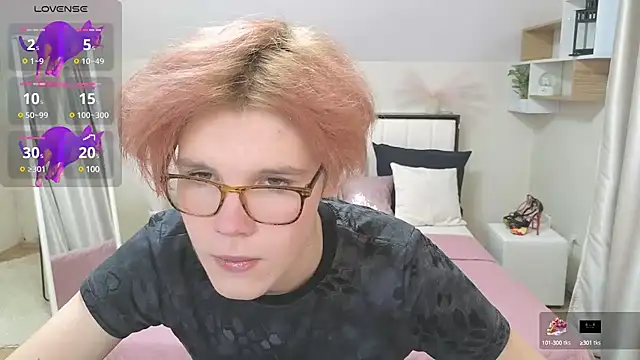 Snapshot of LouiseCoke chatting on February 17, 2025, 3:00 pm LouiseCoke online show from February 17, 2025, 3:00 pm