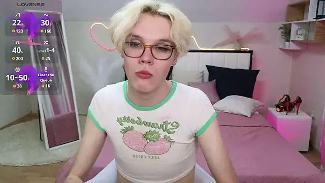 Snapshot of LouiseCoke chatting on March 17, 2025, 1:14 am LouiseCoke online show from March 17, 2025, 1:14 am