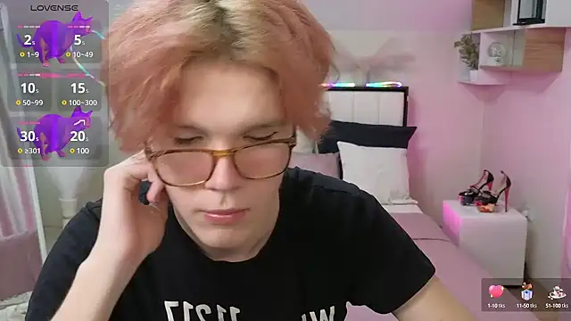 Snapshot of LouiseCoke chatting on February 13, 2025, 12:35 am LouiseCoke online show from February 13, 2025, 12:35 am