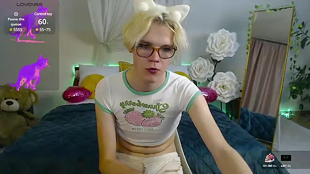 Snapshot of LouiseCoke chatting on March 13, 2025, 11:38 pm LouiseCoke online show from March 13, 2025, 11:38 pm